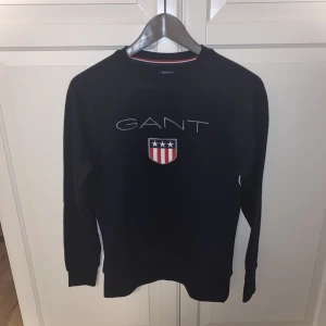 Snygg Ganttröja - Mycket fin tröja i absolut nyskick, använd enbart vid en par tillfällen innan den växtes ur.  Stl XS.