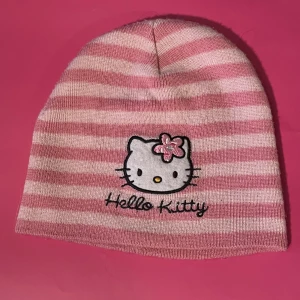 HelloKitty mössa - Söt lite toppmösa med HelloKitty