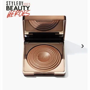 Caia bronzer - Säljer en helt oanvänd caia bronzer då jag har en exakt likadan🤍den ger ett naturligt resultat som smälter in i huden, nypris 345 kr