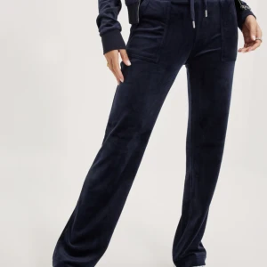 Juicy byxor marinblå - Säljer min mörkblåa juicy byxor, då dem inte kommer till användning. Är i väldigt bra skick och inga defekter💕