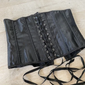 Korsett - En jättefin korsett i bra skick som tyvvär är för stor för mig.  Älskar den men kan tyvvär inte ha den, aldrig använd eftersom att den som sagt är för stor. Köpte den på en vintage butik i malmö