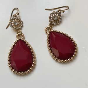 Röda örhängen  - Vackra örhängen med rhinestones  Okänt material 