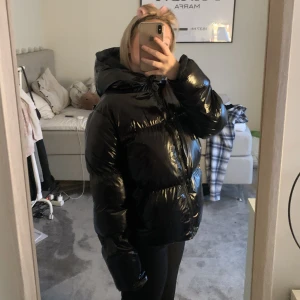 Trendig jacka  - Säljer denna trendiga vinterjackan som jag köpt på Shein. Tyvärr var den inte som tänkt så jag säljer den vidare, den är alltså helt ny bara testad på ❤️ nypris är 290 kr! Jag är 155 cm för referens! Skriv priv vid frågor och mer bilder❤️❤️