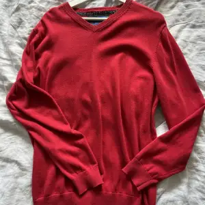 Röd v ringad stickad tröja köpt secondhand i storlek xl (liten i storleken)