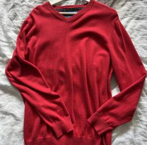 Röd v ringad stickad tröja köpt secondhand i storlek xl (liten i storleken)