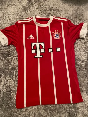 Fotbollströja - Kontakta för information