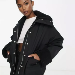 & Other stories jacka - Hej, Jag säljer nu min fina jacka från Other stories i storlek S. Den är inköpt i början av 2022 och använd sparsamt.   Om det önskas fler bilder kan det gå att lösa också, tveka inte på att höra av dig. Denna säljs inte längre på deras hemsida.