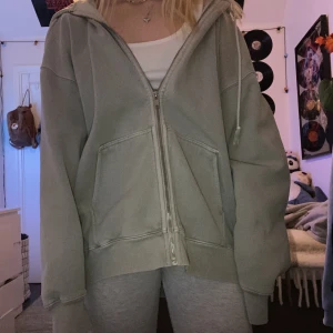 Grön oversize zipup hoddie från brandy Melville  - Nyskick! Inga defekter🩷
