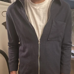 J lindenberg Overshirt  - Säljer min tröja som har krympt i tvätten och kan därför inte ha den längre.  Killen på bilderna är 1,80. Ny pris 3299kr 