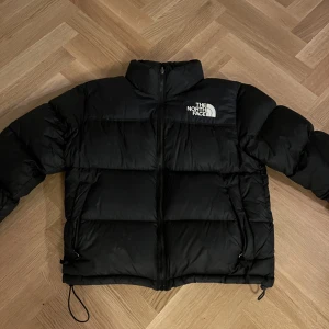 The North face jacka  - Säljer min the north face jacka, defekt på ena fickan (se sista bilen) kom gärna med prisförslag 