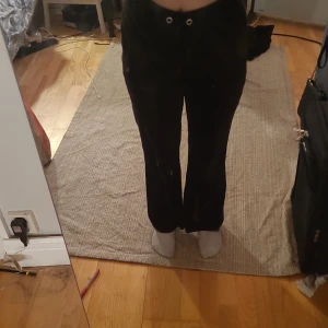 Mjukisbyxor - Säljer mina byxor från gina tricot då dom inte används längre Använd helt okej mycket Och snöret är borta, pris går å diskuteras 