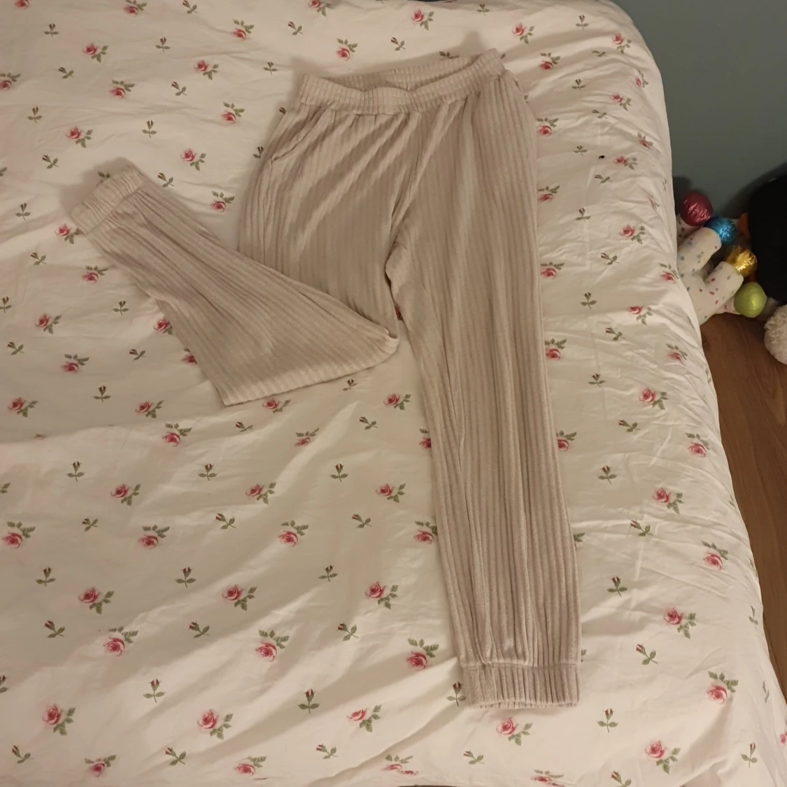 Byxor och en matchade tröja  - 90