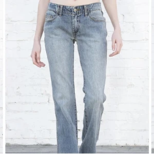 Jeans Brandy Melville - Lågmidjade Jeans från brandy Melville som inte kommer till användning då jag ej gillar hur de sitter på mig. Finns inga bilder på. Jätte lite slitna längst ned. One size, (S) 