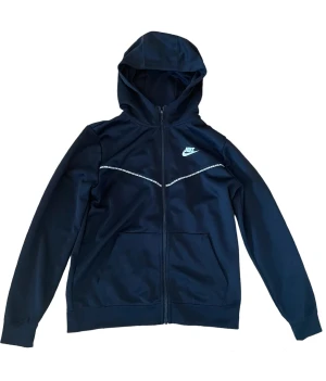 Nike tröja svart - En svart huvtröja från nike. Inköpt för ett år sedan men i princip nyskick. Skriv i dm om ni vill köpa👌