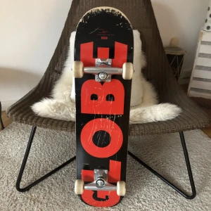 globe skateboard - säljer min skateboard för den inte kommer till användning, letar efter någon som kan mötas upp nära Falun, knappast använd så i bra skick! Den har repor här och där men inget som gör något vid användning👍