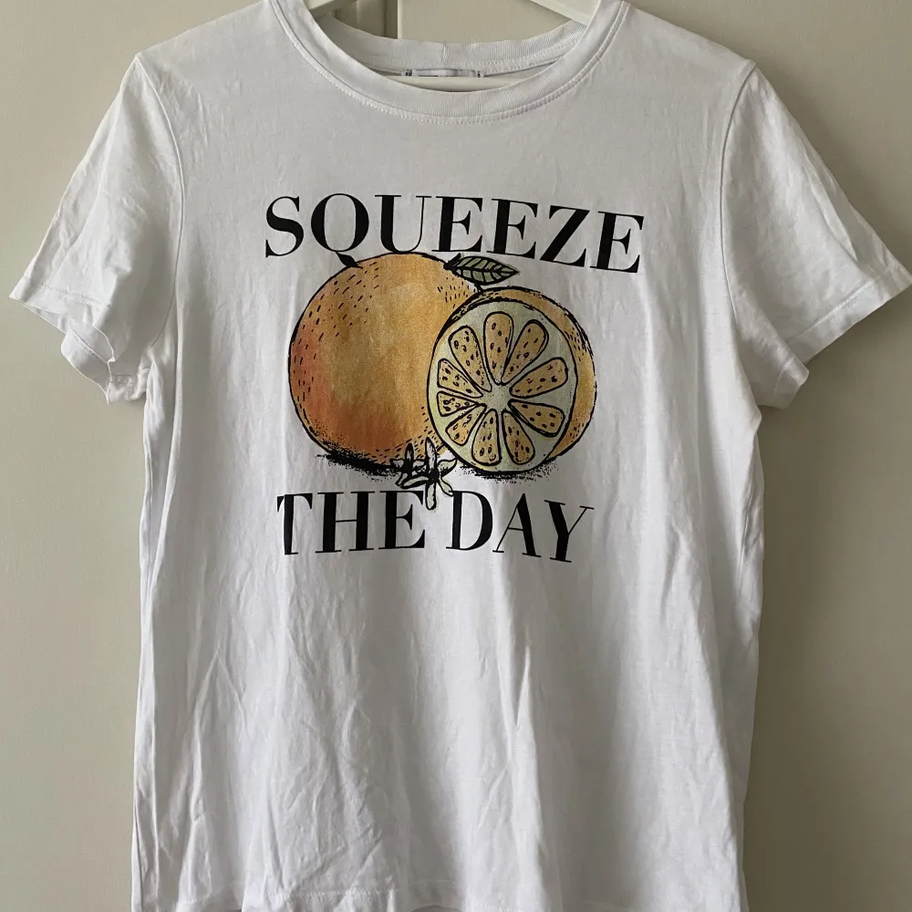 Härlig t-shirt med tryck. Squeeze the day. Fint tryck som kan sätta lite färg på en outfit 🍊. T-shirts.