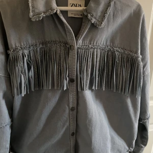 Zara jacka  - Säljer min zara jacka i blå, storlek xs som inte används så mycket längre. Skriv privat för fler bilder. 