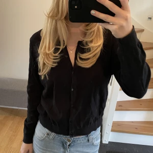 Kofta - Säljer denna fina kofta ifrån h&m💕⚡️den är i storlek XL men passar mig som har S💘