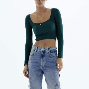 Mörkgrön topp från zara - Säljer en seamless topp från zara i mörk grön färg. Fint skick på tröjan, skriv privat för fler bilder😊 (pris kan diskuteras)