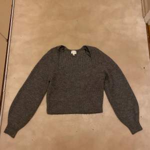 En skön stickad tröja från H&M, knappt använd nästan i nyskick och har inga hål eller liknande.