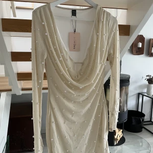 Nyårsklänning - Vit klänning, perfekt till nyår köptes för 239kr