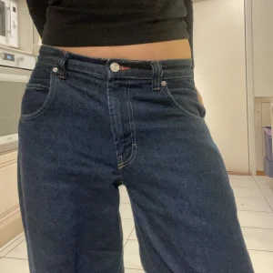 Mörkblå jeans!  - Ett par coola mörkblå jeans. Dem är lite slitna längst ner vid hälen, men förutom det är dem i bra skick. Nypris - 750kr. Skriv gärna om ni har några frågor! 