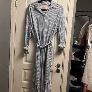 Blå vit randig klänning - Fin blå/vit randig klänning med, använd fåtal gånger. Köpte för 300kr - säljer för 50kr💘 Frakt ingår ej, men kan mötas upp om du bor i Örebro!
