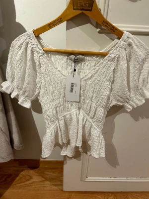 Blus  - Supersöt blus som har prislappen kvar sitter superfint på❤️