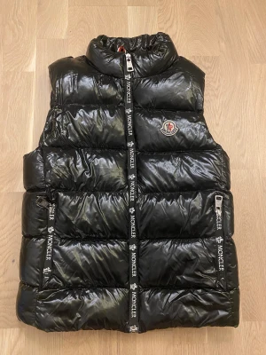 Moncler väst  - Glansig moncler väst i bra skick💗 (skriv för mer info och bilder)