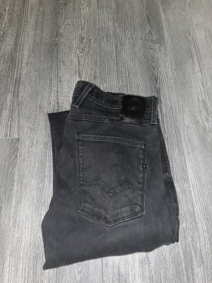 Replay Jeans - Säljer ett par riktigt schyssta replay jeans! Dessa är storlek 33. Modellen är Anbass hyperflex slim fit. Skick 8,5/10 