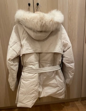 Born in Stockholm jacka  - Beige varm jacka. Äkta päls. Använd men i fint skick.