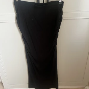 Svart långkjol - Svart långkjol med lite ribbning vid sidan. Sitter så fint på