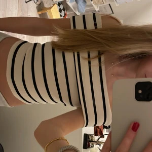 Randig topp - Superfin topp från Gina Tricot. Köpt i somras för 230 men aldrig använd så nyskick. Storlek S.❣️❣️