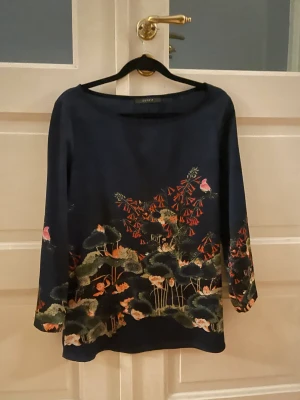 Blus/tröja - Mjukt tyg med fina mönster :)