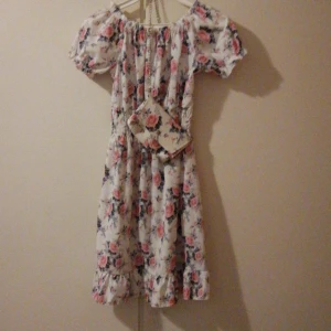 Finklänning med matchande handväska  - Sommar eller fest klänning för barn. One size 6-12 år. Märke okänt . Aldrig använd!