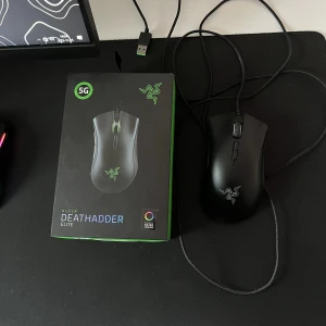 Razer Deathadder Elite - Säljer min Razer Deathadder Elite då jag har köpt en ny mus. Köpt runt 2017-2018 kommer inte ihåg och fungerar helt utmärkt. Väldigt bra skick, nästan som ny. 200kr och den är din. Kan fraktas för annars finns den i Örebro