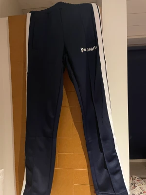 Palm angels byxor - Helt oanvända Palm angels byxor i navy  blå storlek xs, köpte fel storlek.  Kvitto från Farfeth finns