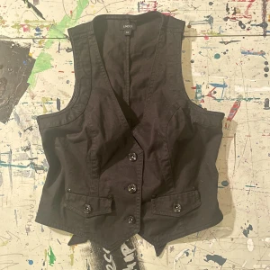 Jeansväst  - På mig är den lite stor vid midjan så jag har löst det med att knyta ihop remsorna på ryggen