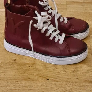 Calvin Klein st 36  - Skorna är använda men fortfarande I bra skick  Färg röd , vinröd
