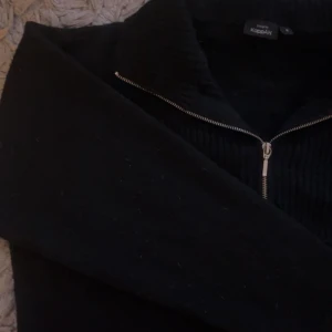 Stickad tröja  - Stickad tröja med halfzip ifårn kappahl, oanvänd och tror inte att den säljs längre nypris 479kr 🥰 säljer för att den inte kommer till användning, skriv för frågor eller fler bilder 💞 Sänkt pris så  100+frakt 