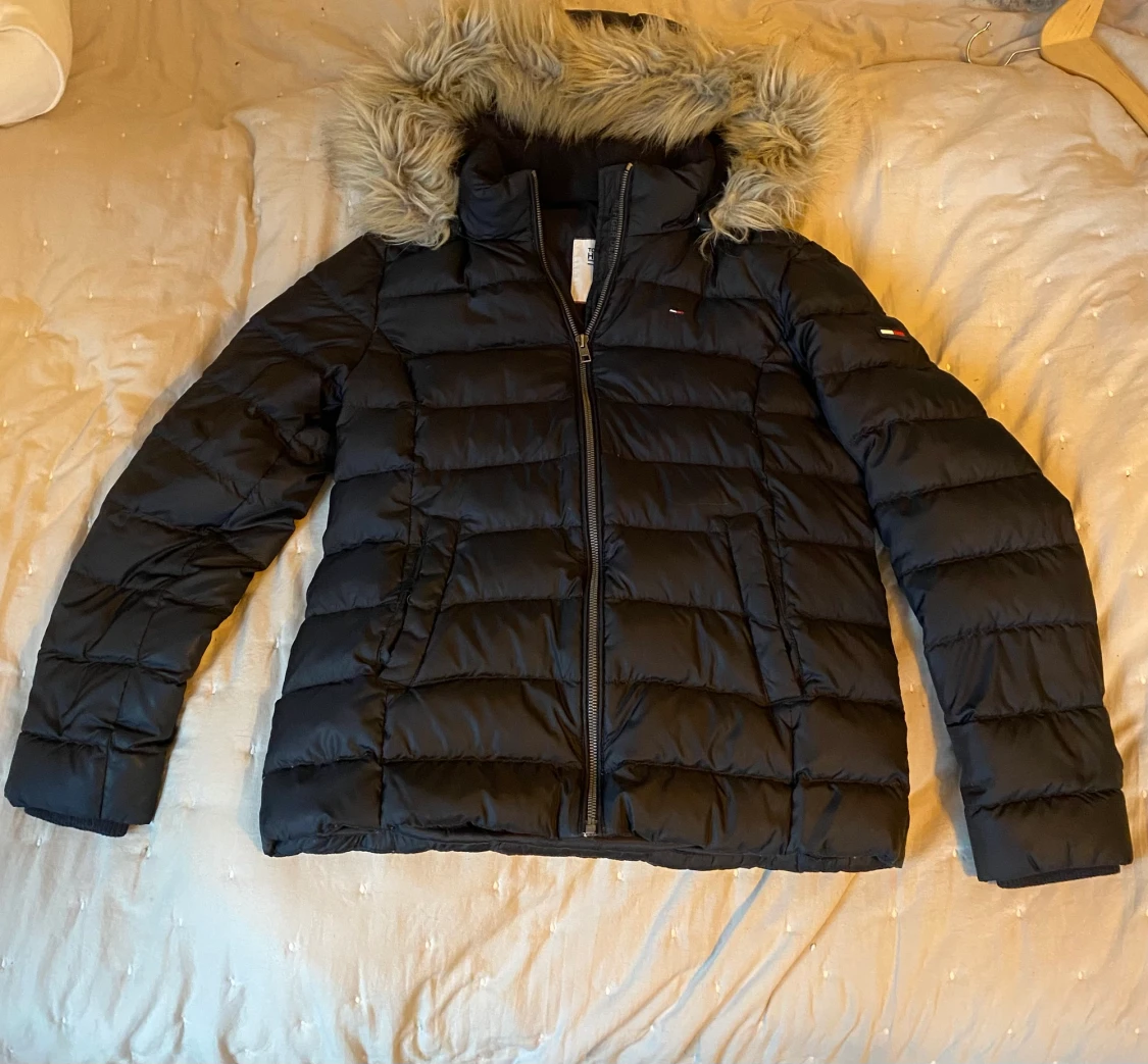 Tommy Hilfiger dunjacka med avtagbar luva