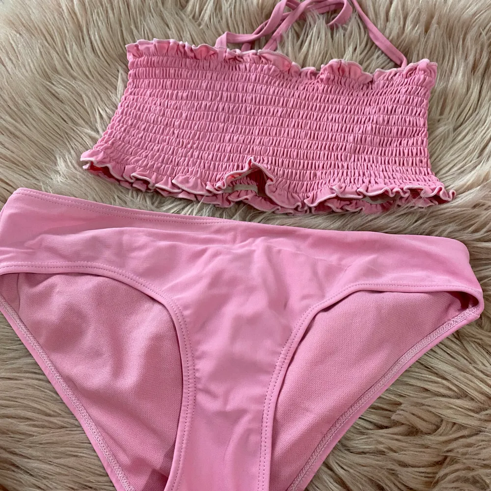 Användes under sommaren i Kroatien. Bikinin är inte lika rosa som den var pga av havssaltet och den starka solen denna sommaren. Men är lika fin och söt. Min dotter älskade den!! Säljs i befintligt skick. Samfraktar gärna.Kika gärna på mina andra annonser. Övrigt.