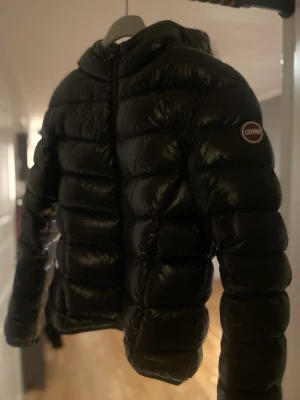 Colmar jacka - Säljer denna fina colmar jacka, har ett litet hål på ena armen som jag har lagat med en bit över, annars super skick❤️kan gå ner i pris vid snabb affär