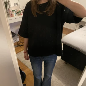 Kortärmad sweatshirt  - Säljer denna svarta glittriga tröjan i sweatshirt material men i t-shirt modell. 