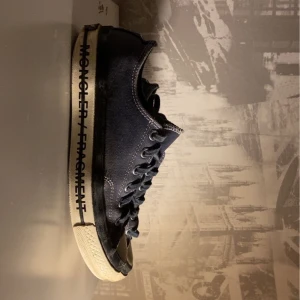 Moncler skor - Jag säljer ett par moncler x converse skor i fint skick. Skorna har endast använts ett fåtal gånger men säljs nu då dem är för små.