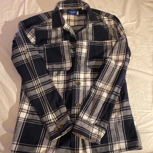 Overshirt jack&jones - Riktigt snygg och skön men lite tunn overshirt från Jack&jones som passar bra till hösten men även till våren