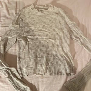 Bikbok tröja - Super fin tröja från bikbok i super skönt material. Använd några få gånger. Är i gott skick💕