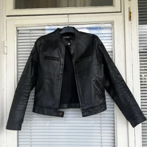 Vintage läderjacka leatherjacket jacka skinnjacka bikerjacka bikerjacket - Vintage läderjacka (äkta läder) i bikermodell säljes. Fint skick, står strl: 40 men upplevs som en S/M. 