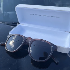 Chimi 001 - Säljer mina sjukt snygga Chimis, modell är 001 och färg är Coco. Nypris är 1250kr. Glasögonen har en brunaktig ton vilket syns bäst på första bilden, skriv vid frågor! Säljer till högst budande.