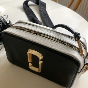 Marc Jacobs väska  - Marc Jacobs-väska i mkt fint skick. Modell snapshot. Vet ej om den är äkta då den var en present, kvitto saknas, därav priset.